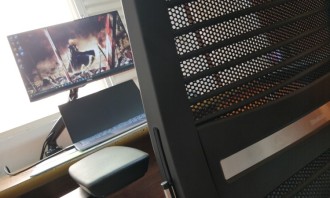 Uso de un soporte de gas para monitores junto con el teclado de un portátil. Fuente: Vitor Valeri Uso de un soporte de gas para monitores junto con el teclado de un portátil. Fuente: Vitor Valeri