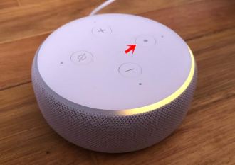 Para hacer esto, mantenga presionado el botón de acción durante 5 a 10 segundos, hasta que el anillo de luz se vuelva naranja y Alexa anuncie que el dispositivo está ingresando al modo de configuración. Cuando esto suceda, no suelte el botón, siga presionándolo para que el dispositivo se restaure a la configuración de fábrica. <br /><noscript><img src=